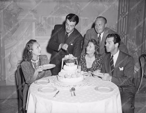 Robert Taylor birthday cake Barbara Stanwyck Jack Benny Fred MacMurray 8b20-3572