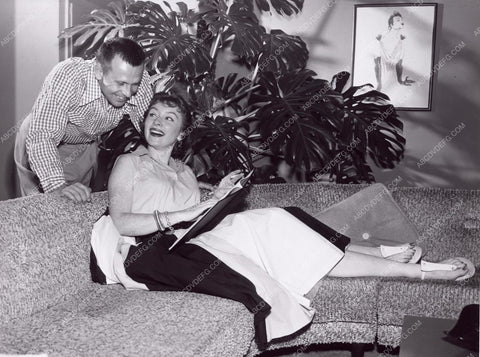 candid Amanda Blake relaxing at home with hubby ? 8b20-3744