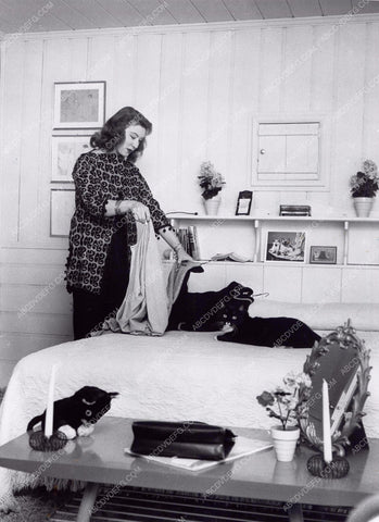 Amanda Blake selecting proper attire 8b20-3745