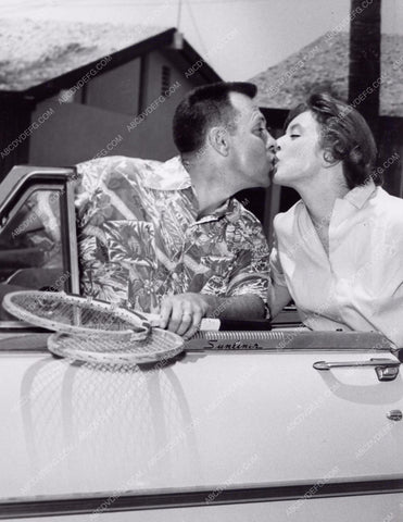 Amanda Blake and hubby hop in the car to go play tennis 8b20-3746