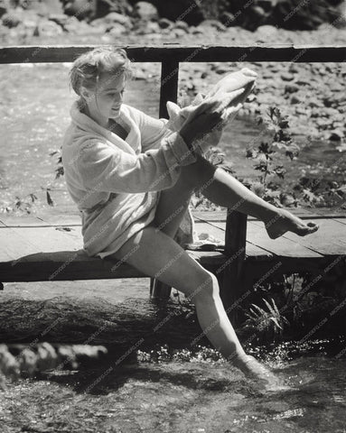 Angie Dickinson drying off after a swim 8b20-3842