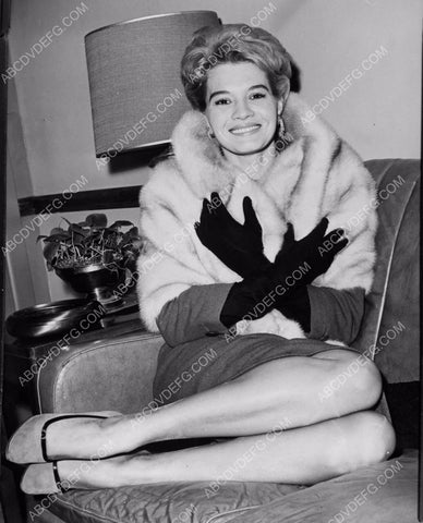 Angie Dickinson in fur and gloves 8b20-3849