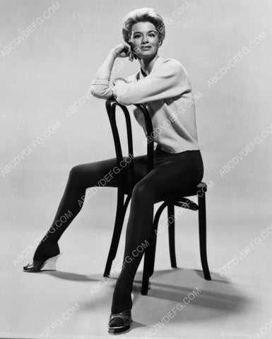 Angie Dickinson in dance leotard ready for a little practice 8b20-3865