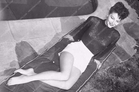 Ava Gardner sunbathing by the pool 8b20-3901
