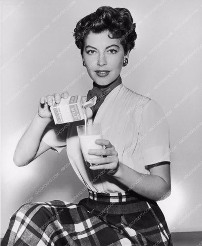 Ava Gardner pours a wholesome glass of milk 8b20-3917