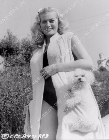 Anita Ekberg w dog in her pocket heads toward the pool 8b20-4007