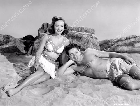 Ann Blyth Farley Granger in swimwear lying in the sand 8b20-4032