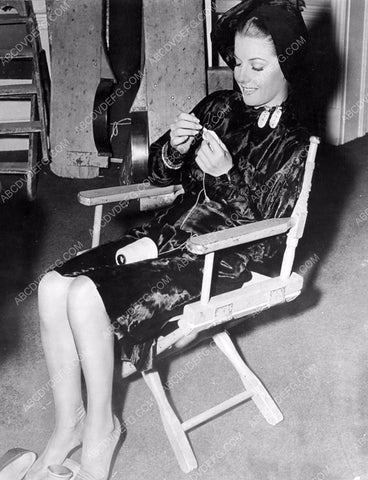 Ann Sheridan does little knitting between takes 8b20-4143