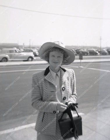 candid Anna Neagle out for the day 8b20-4161