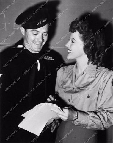 Anne Gwynne always helping the war effort 8b20-4296