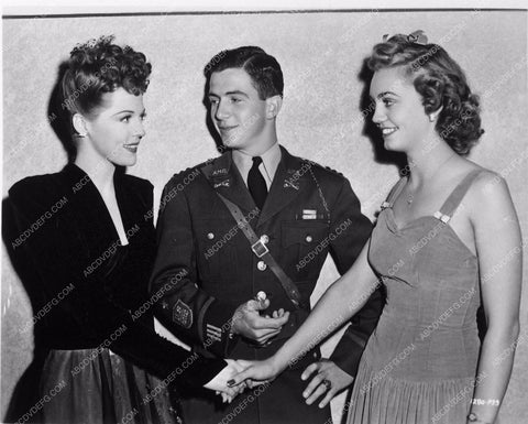 Anne Gwynne always helping the war effort 8b20-4298