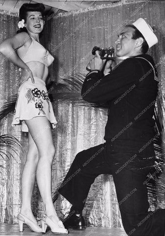 Anne Gwynne helps war effort lucky sailor gets to take her pic 8b20-4299