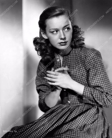 Anne Shirley rubbibg her hands 8b20-4313