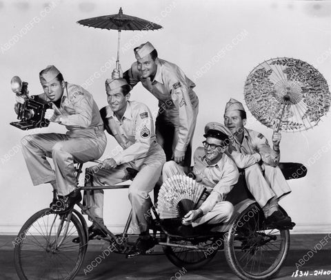 Audie Murphy and cast clown around on bicycle for five 8b20-4471