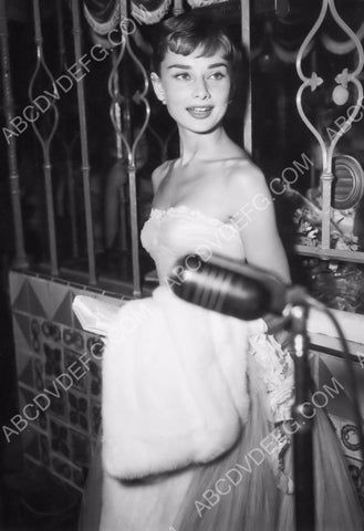 candid Audrey Hepburn pic 8b20-4554