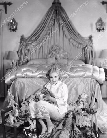 Bessie Love and a bunch of dolls 8b20-4610