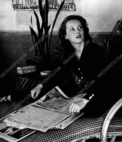 candid Bette Davis looks over the morning newspaper 8b20-4775