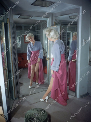 Betty Grable checks her nylons in her dressing room 8b20-4801