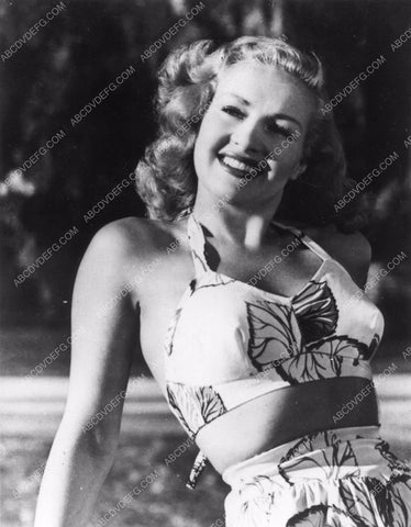 Betty Grable out in the sun portrait 8b20-4841