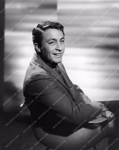 Bill Bixby seated portrait 8b20-4864