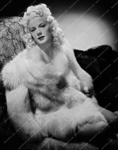 beautiful Betty Hutton wrapped in white fur 8b20-4929