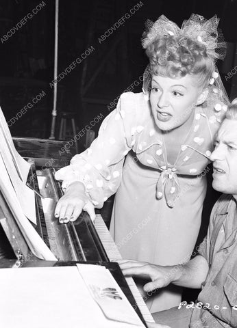 candid Betty Hutton rehearsing at the piano 8b20-4934