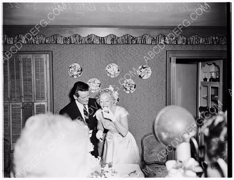 Betty Hutton and new husband dig into the wedding cake 8b20-4936