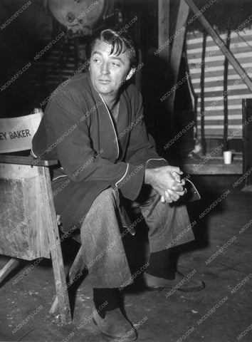 candid Robert Mitchum relaxing behind the scenes 8b20-4983