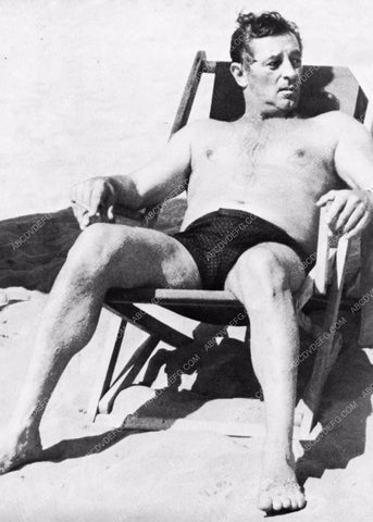 Robert Mitchum in beach chair smoking a cigarette 8b20-4986