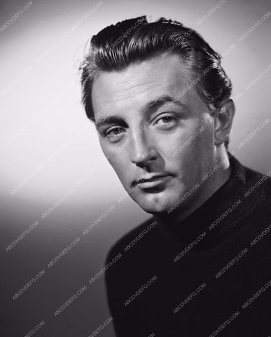 handsome Robert Mitchum portrait 8b20-5008