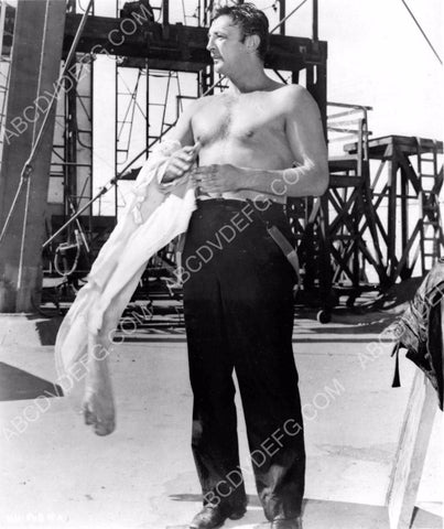 candid shirtless Robert Mitchum behind the scenes 8b20-5013