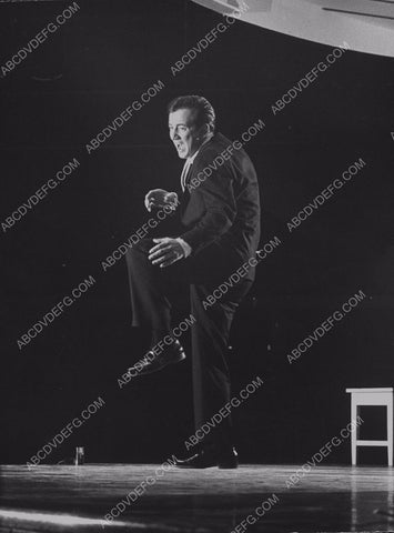 Bobby Darin performing on stage 8b20-5064