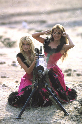 Brigitte Bardot Jeanne Moreau man the machine gun film Viva Maria 8b20-5263