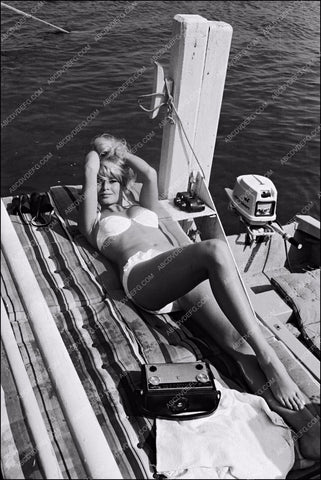 sexy Brigitte Bardot doing some sunbathing 8b20-5363
