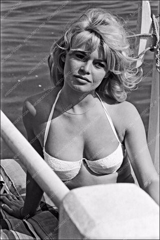 sexy Brigitte Bardot doing some sunbathing 8b20-5367