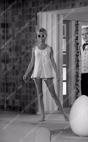 Brigitte Bardot in her new square glasses 8b20-5401