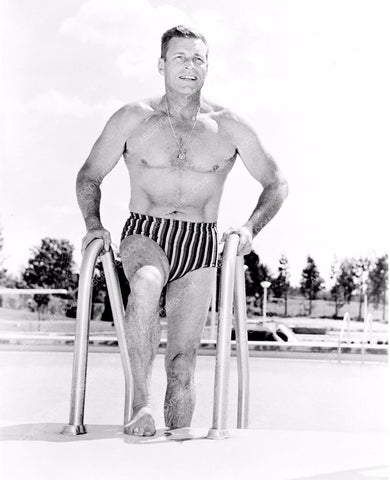 beefcake Buster Crabbe getting out of the pool 8b20-5642