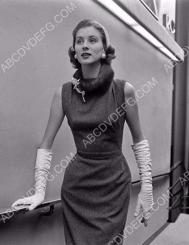 Suzy Parker arriving at the studio 8b20-5747