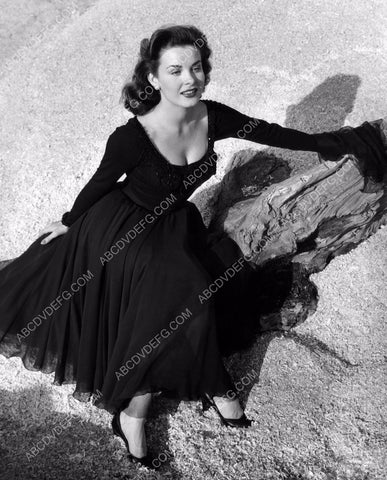 Jean Peters outdoors portrait 8b20-5795
