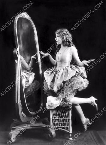 Mary Pickford in front of mirror portrait 8b20-5805