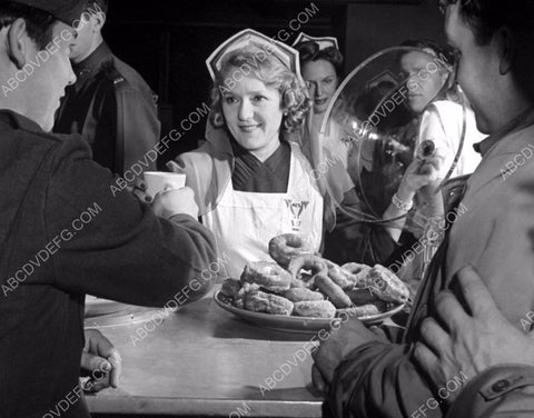patriotic Mary Pickford serves coffee & donuts to servicemen 8b20-5811