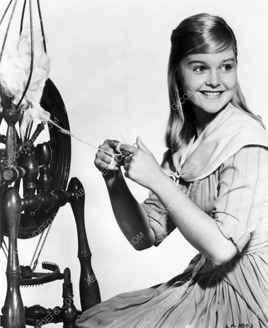 Carol Lynley using a spinning loom 8b20-5885