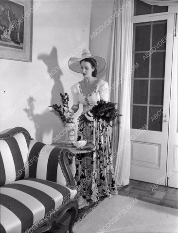 candid Carole Landis puts flowers in a vase 8b20-5911