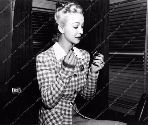 Carole Landis does quick makeup check 8b20-5941