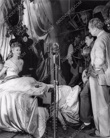 Carole Landis waiting while they set up the scene 8b20-5956