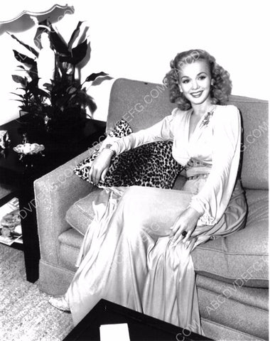candid Carole Landis at home 8b20-5962