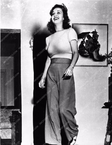 candid Carole Landis at home 8b20-5965