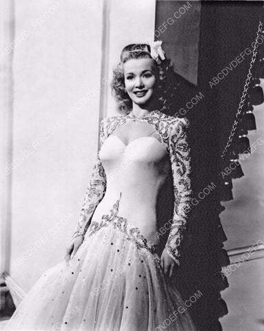 Carole Landis in white dress 8b20-6001