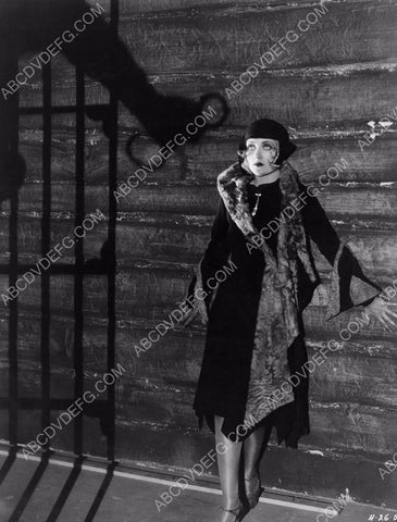 Carole Lombard with her back against the wall 8b20-6053