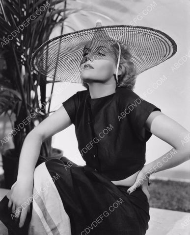 Carole Lombard in her sun hat 8b20-6111